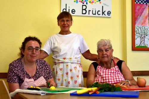 Die Kochgruppe der Tagestätte in der Küche